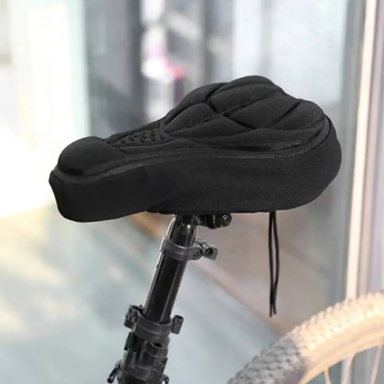 Miękka nakładka na siodełko rowerowe z żelową wyściółką – uniwersalny pokrowiec antywstrząsowy