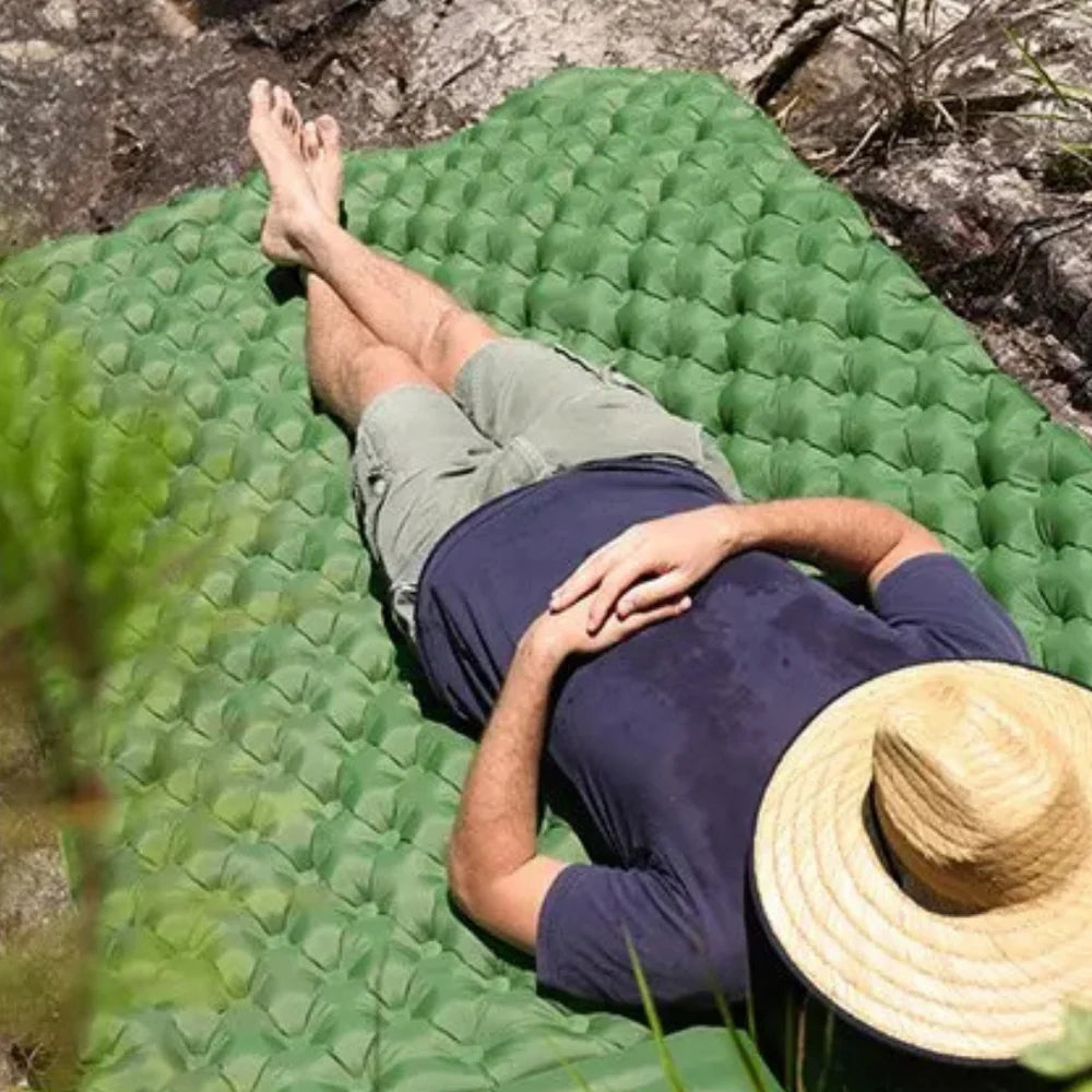 Dmuchany materac turystyczny dwuosobowy – komfortowy, lekki i kompaktowy materac kempingowy z poduszką