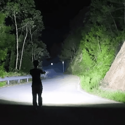 Latarka taktyczna LED z akumulatorem – wielofunkcyjna, ładowanie USB, tryby świecenia